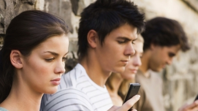 Un esempio di come spesso i giovani 2.0 "condividono" il loro tempo.