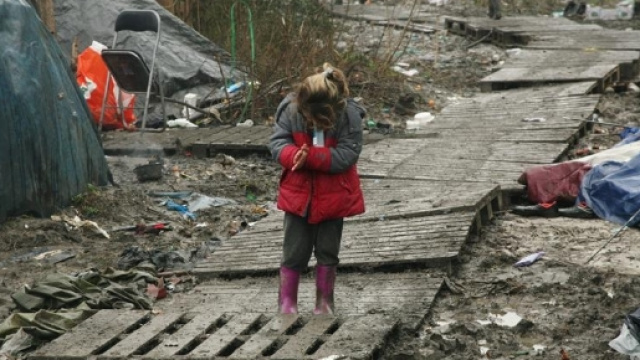 Francia, 3 afghani stuprano interprete nella 'Giungla' di Calais