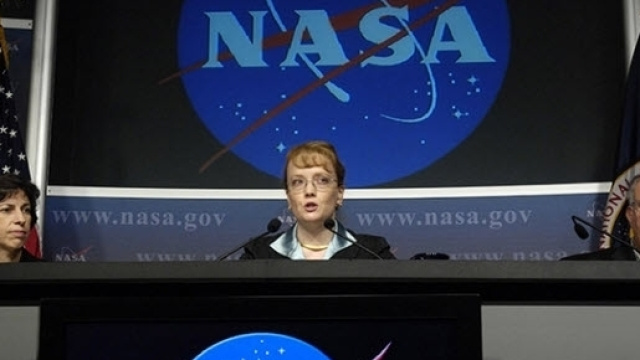 Portavoce NASA impegnati in una delle loro frequenti conferenze stampa