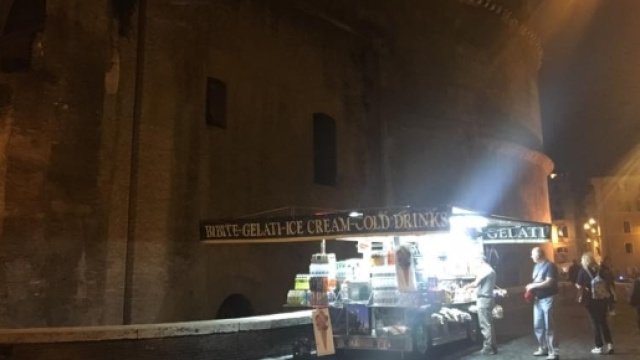 Un camion bar illumina il Pantheon