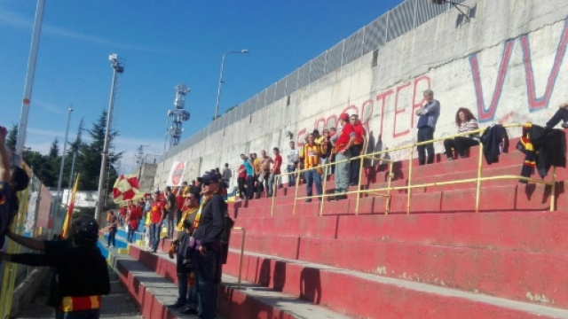Una foto dei tifosi giallorossi presenti a Vibo Valentia.