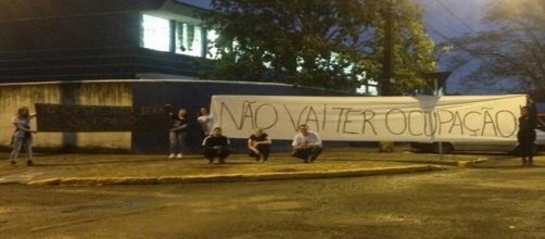 Alunos impedem escola de ser ocupada.