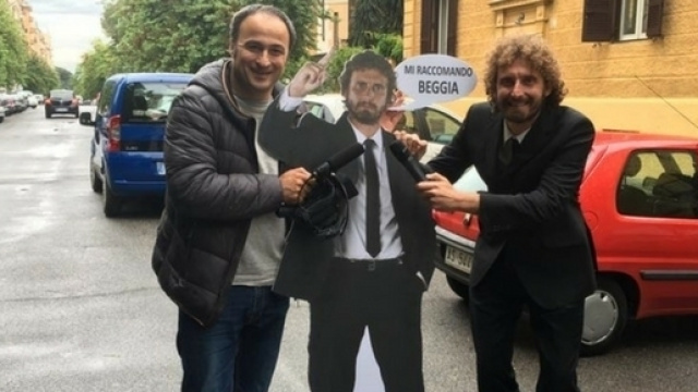 A destra Filippo Roma, autore del servizio de Le Iene
