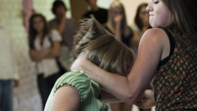 Bullismo, video shock di ragazza picchiata da coetanea.