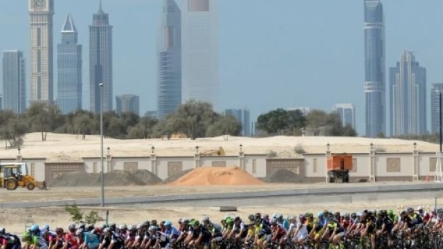 Ciclisti in corsa, gruppo ancora compatto.