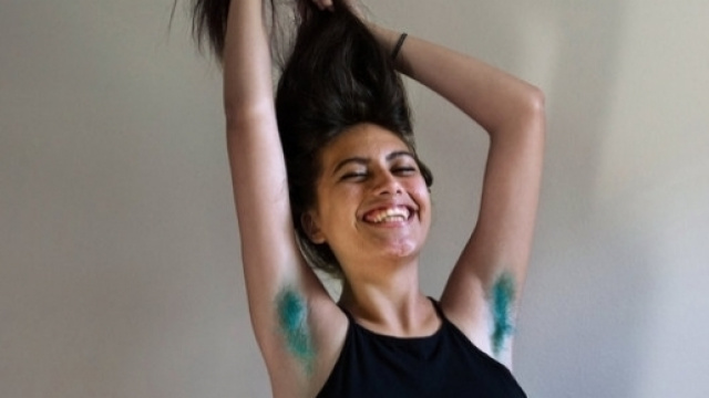 Donna con ascelle colorate di blu