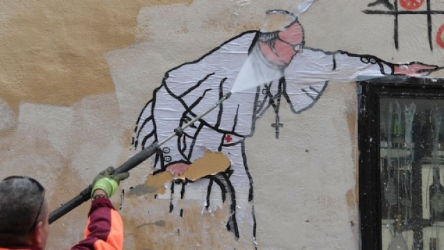 Mercoled&igrave; 19 ottobre - Il Post - rimosso il murales di Maupal raffigurante il Papa
