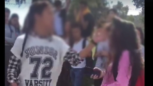 Muravera, M.S. mentre tira uno schiaffo ad una sua coetanea.