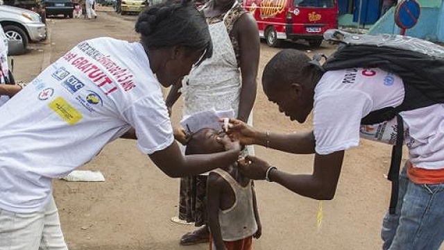 Operatori sanitari della comunit&agrave; internazionale vaccinano un bambino in Africa.