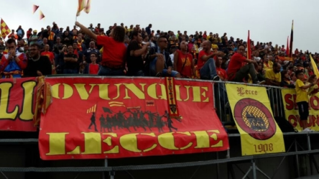 Una foto dei tifosi leccesi a Melfi.