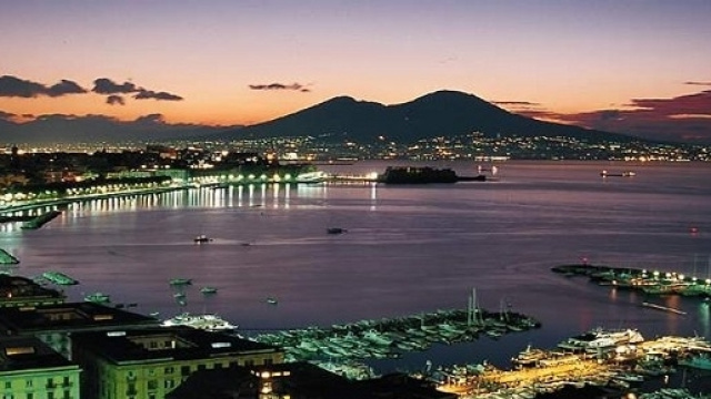 Veduta notturna della citt&agrave; di Napoli fonte https://media-cdn.tripadvisor.com/media/photo-s/01/02/f2/1b/port-of-naples.jpg