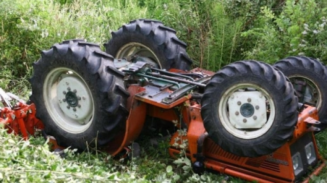 Calabria, uomo travolto da un trattore