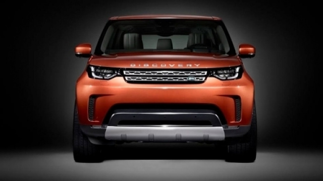 Completamente rinnovata nel look, la nuova Discovery offre tutta la potenza e la versatilit&agrave; richiesta dagli amanti del fuoristrada.