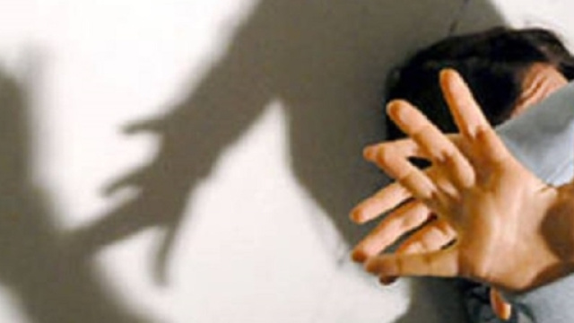 Un 24enne ha colpito in volto una ragazzina di 12 anni e l'ha minacciata con un coltello: voleva il suo smartphone