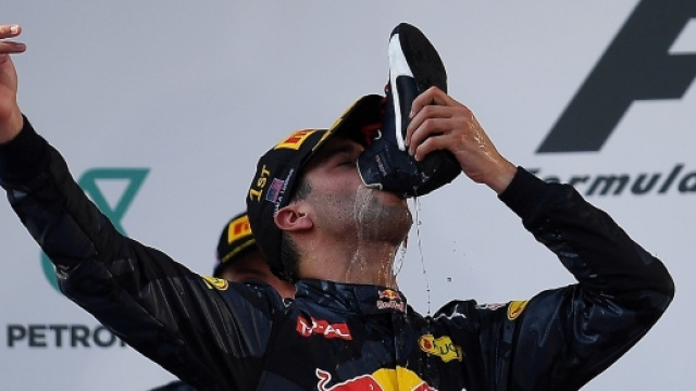 Un euforico Ricciardo festeggia la prima vittoria stagionale