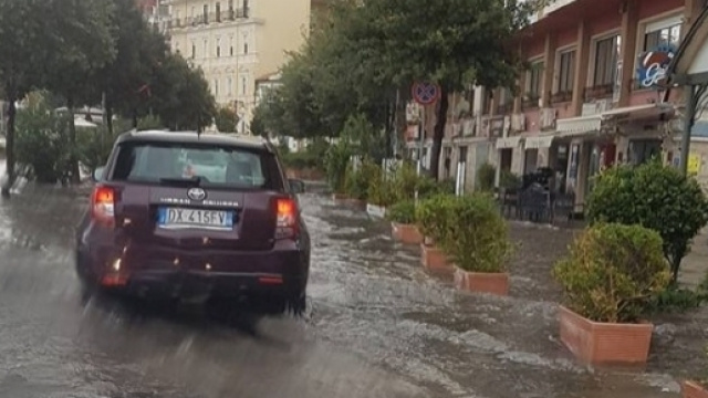 Disagi sul tratto di lungomare a Crotone.