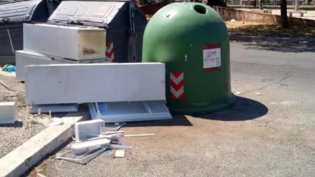 Frigoriferi abbandonati nelle strade romane. Un "complotto" per la sindaca Raggi.