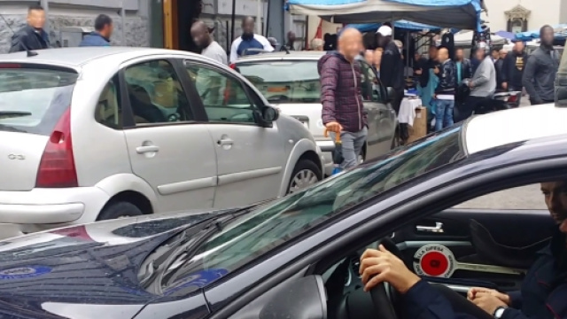 I carabinieri nell'area mercatale di Napoli