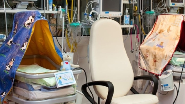 Il sorriso di una bimba nata prematuramente diventa virale