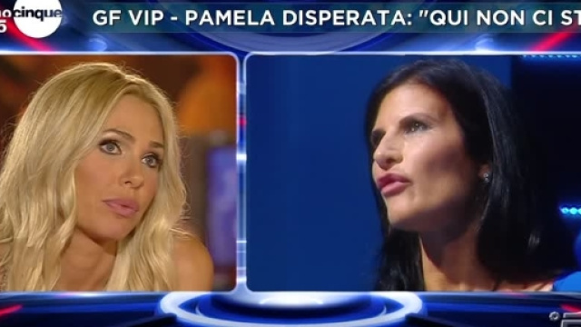 Ilary Blasi durante un confronto con Pamela Prati
