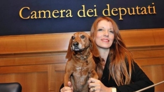 L'onorevole Brambilla insieme a Sogno, testimonial della campagna in difesa dei diritti degli animali