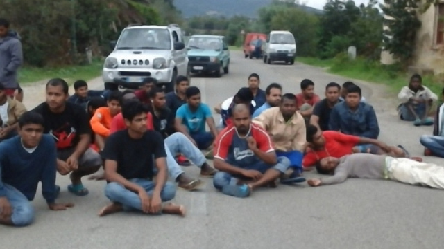 La protesta dei migranti a Narcao.