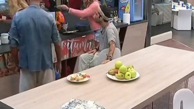 Lite tra Valeria Marini ed Elenoire Casalegno: volano insulti pesanti - vocedinapoli.it