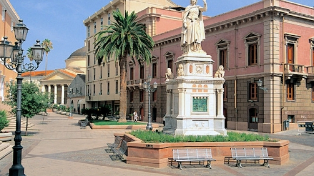 Oristano: incendio in un capannone contenente rifiuti.