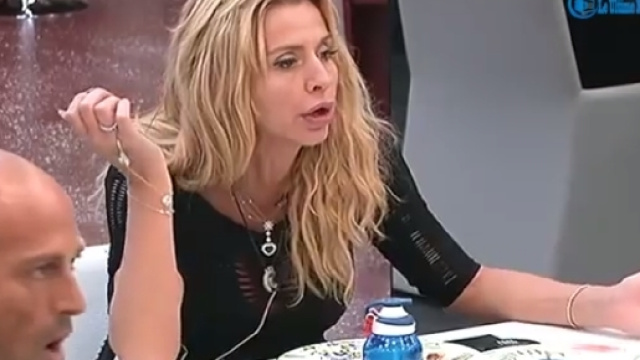 Valeria che risponde alle accuse.