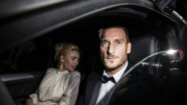 Francesco Totti, in macchina con la moglie ilary Blasi.