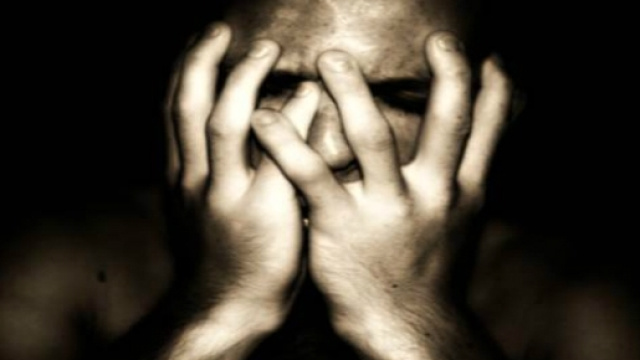 Immagine simbolo di un uomo sofferente d'ansia