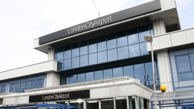 Incidente all'aeroporto London City: passeggeri evacuati