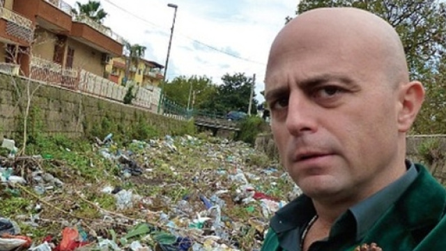 Luca Abete di Striscia aggredito dalla Polizia di Stato ad Avellino.