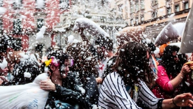 A Napoli, il 12 novembre un'avvincente e colorata battaglia a colpi di cuscini.