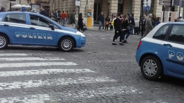 Auto della polizia bloccano il traffico tra piazza bra e corso porta nuova