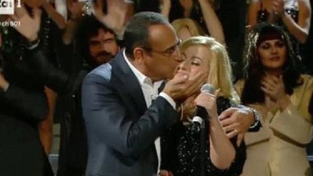 Carlo Conti festeggia una commossa Deborah Iurato