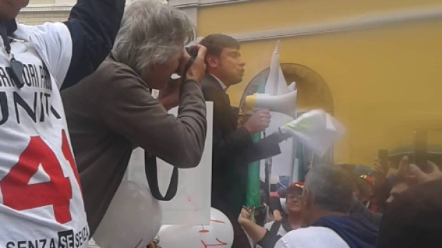 Di Battista in piazza coi precoci.