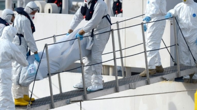 Sbarco di 470 migranti a Napoli, tra cui il cadavere di una donna incinta