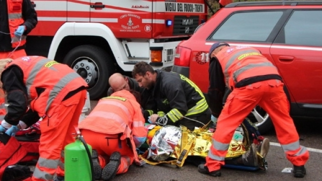 Calabria, auto si ribalta tre ragazze ferite