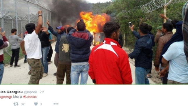 Lesbo, una foto della rivolta dei migranti di Aprile scorso