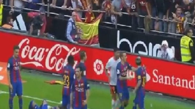 Messi e i giocatori del Barcellona sotto la curva del Valencia