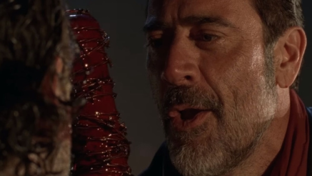 Negan sbeffeggia Rick dopo aver atrocemente ammazzato...