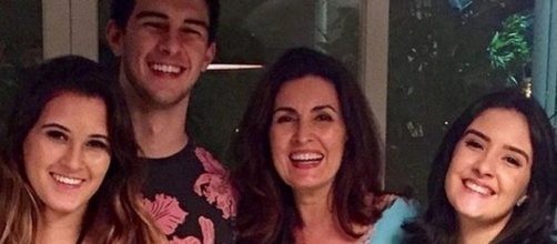 Apresentadora ao lado dos tr&ecirc;s filhos