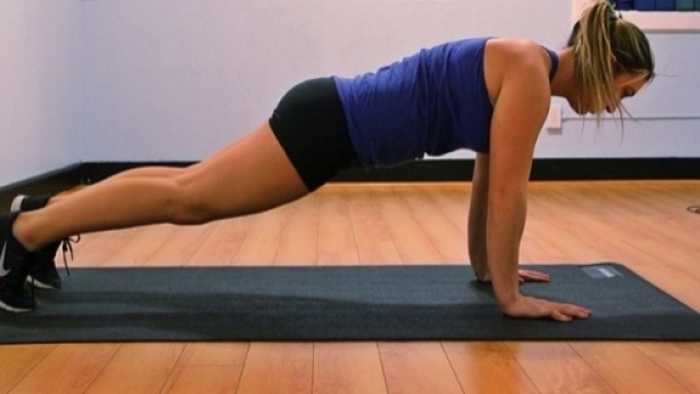 Gli esercizi di ginnastica isometrica sono un metodo semplice ed efficace per mantenersi in forma - Credits: Jaykayfit (CC BY-SA 3.0)