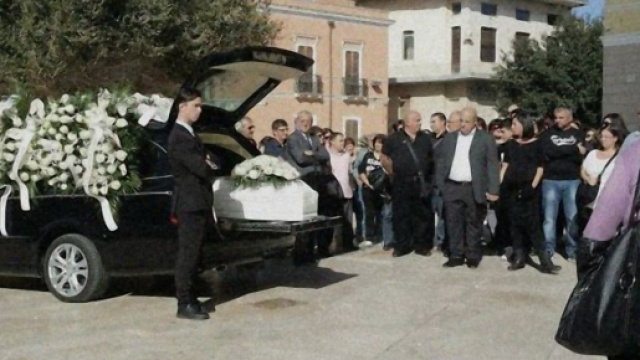 La bara bianca della piccola Sofia durante i funerali.