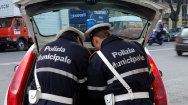 Napoli, vigili urbani viaggiano con moto senza assicurazione