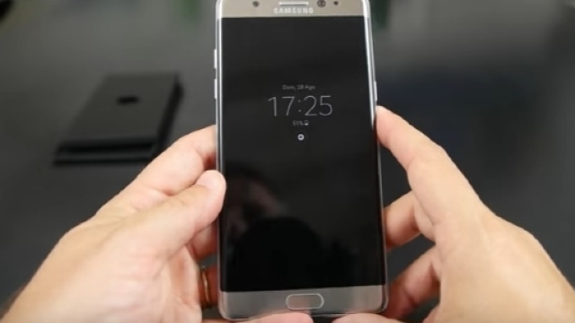 Samsung Note 7 in mano ad Andrea Galeazzi