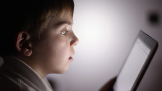 Un bambino alle prese con un tablet.