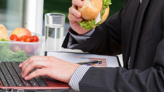 Alimenti che dovrebbe mangiare chi lavora in ufficio