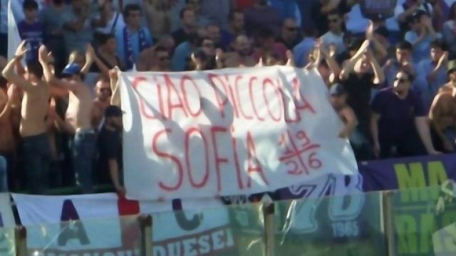 "Ciao piccola Sofia", lo striscione dei tifosi viola apparso domenica allo stadio Sant'Elia.